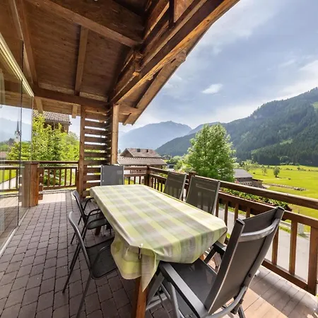Schoeneben Enzian Wald im Pinzgau