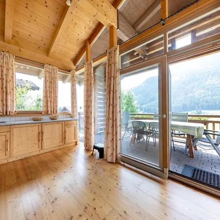 Schoeneben Enzian Feriehus Wald im Pinzgau