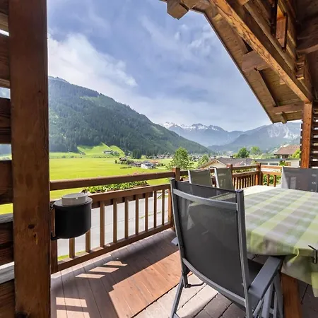 Schoeneben Enzian Wald im Pinzgau